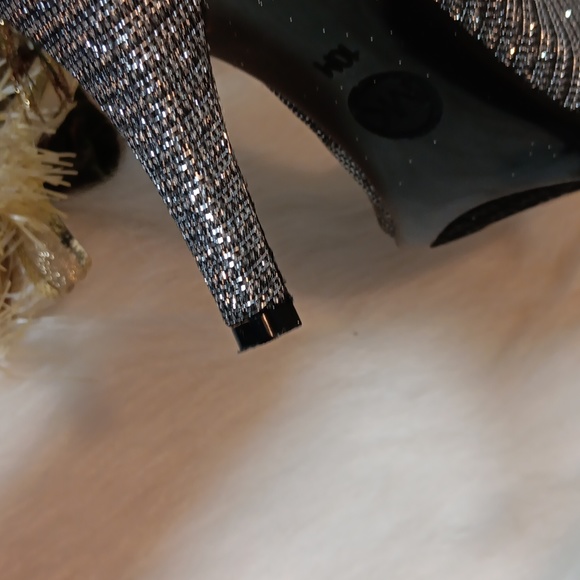 Michael Kors Shimmering Silver/Black Size 10 M aprox : 4" Heels. - Picture 6 of 11